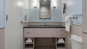 Casa de banho moderna com lavatório, espelho, porta-toalhas e sanita.