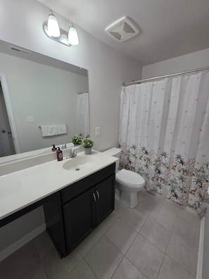 Dusche, Handtücher, Seife, Toilettenpapier