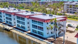 Exterior - Newly renovated 2-bedroom condo in charming Sanibel with views of the river. (Sanibel)
