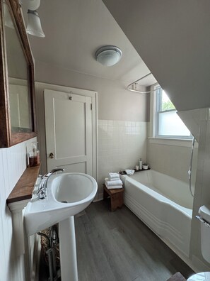 Ein Badezimmer mit Waschbecken, Badewanne und Dusche.