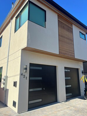 A modern two-story building with a garage entrance marked with the number 421. - Tranquil 1-bedroom house in beautiful Capitola near the beach (Capitola)