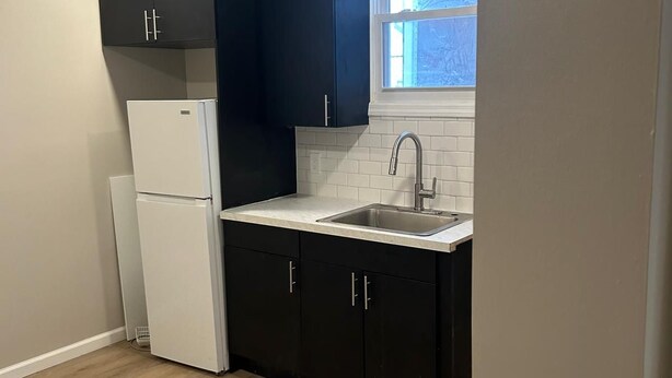 Private kitchen - Soothing 3-bedroom apartment in vibrant Newark neighborhood (Newark)