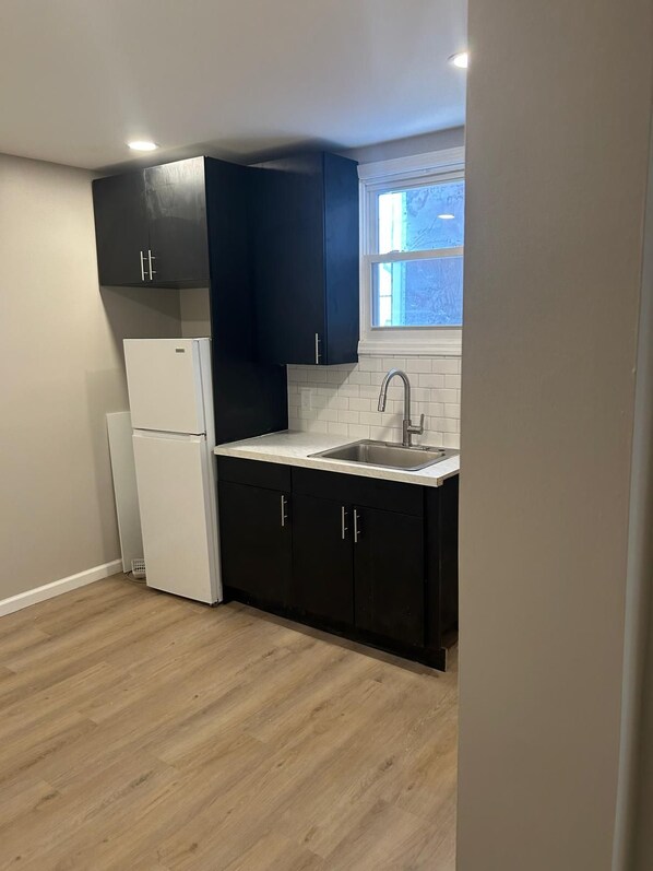Private kitchen - Soothing 3-bedroom apartment in vibrant Newark neighborhood (Newark)