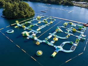 Vue aérienne d’un parc aquatique avec différentes structures de jeux et un quai.