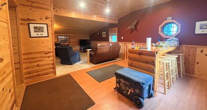 Hunters Haven- 4 bedrooms, 1 bath with a separate bar/TV room to relax