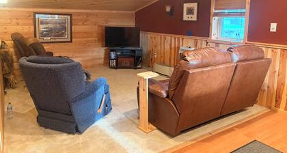 Hunters Haven- 4 bedrooms, 1 bath with a separate bar/TV room to relax
