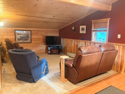 Hunters Haven- 4 bedrooms, 1 bath with a separate bar/TV room to relax