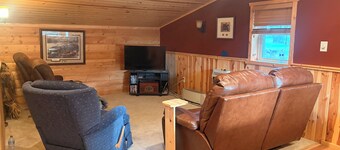 Hunters Haven- 4 bedrooms, 1 bath with a separate bar/TV room to relax