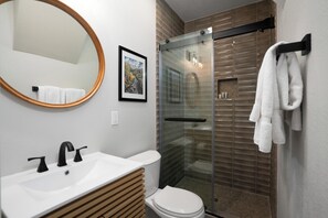 Een douche, een haardroger, handdoeken, zeep
