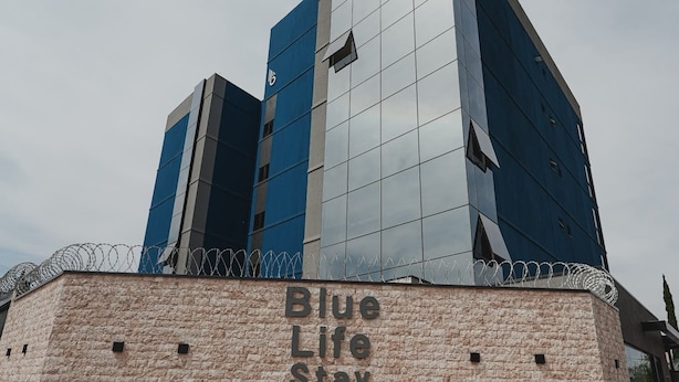 Un edificio moderno con un letrero que dice 'Blue Life Stay'.