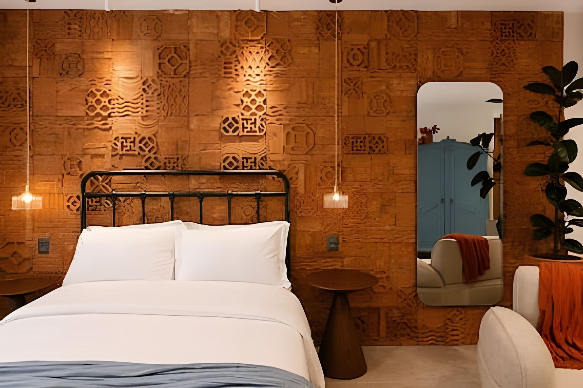 Een slaapkamer met een bed, een nachtkastje, een spiegel en een muur met gedetailleerde houtsnijwerken.