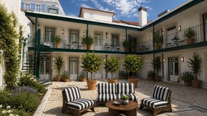 A courtyard with outdoor seating, potted plants, and a staircase. - Ando Living - Tejo Palace - 204 (Lisboa)