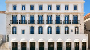 A multi-story building with a symmetrical facade, featuring evenly spaced windows and balconies. - Ando Living - Tejo Palace - 204 (Lisboa)