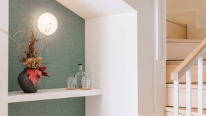 Eine Treppe mit Holzwerteln und einer weißen Wand.