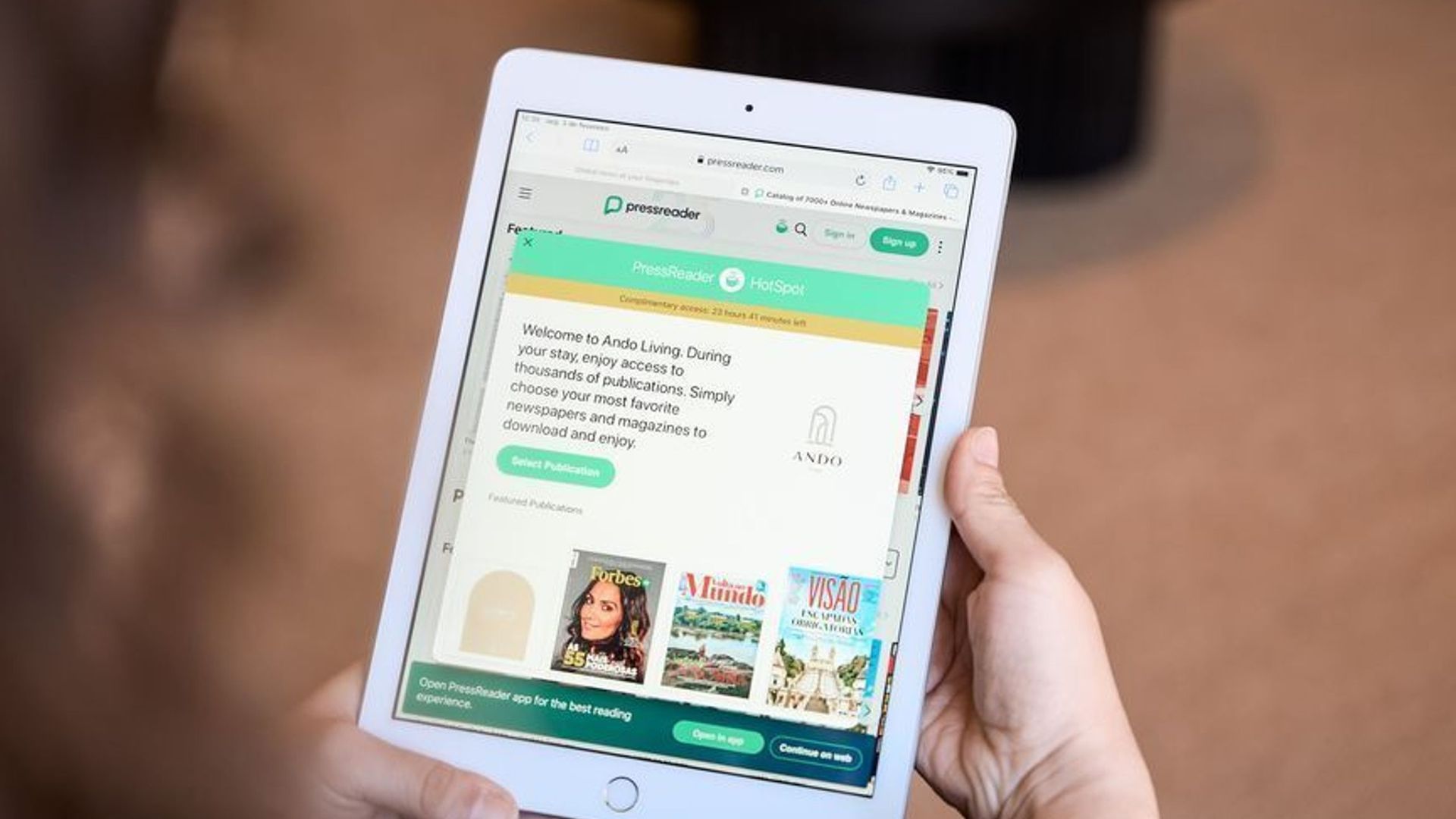 Ein Tablet, das die PressReader App mit einer Begrüßungsnachricht und ausgewählten Publikationen anzeigt.