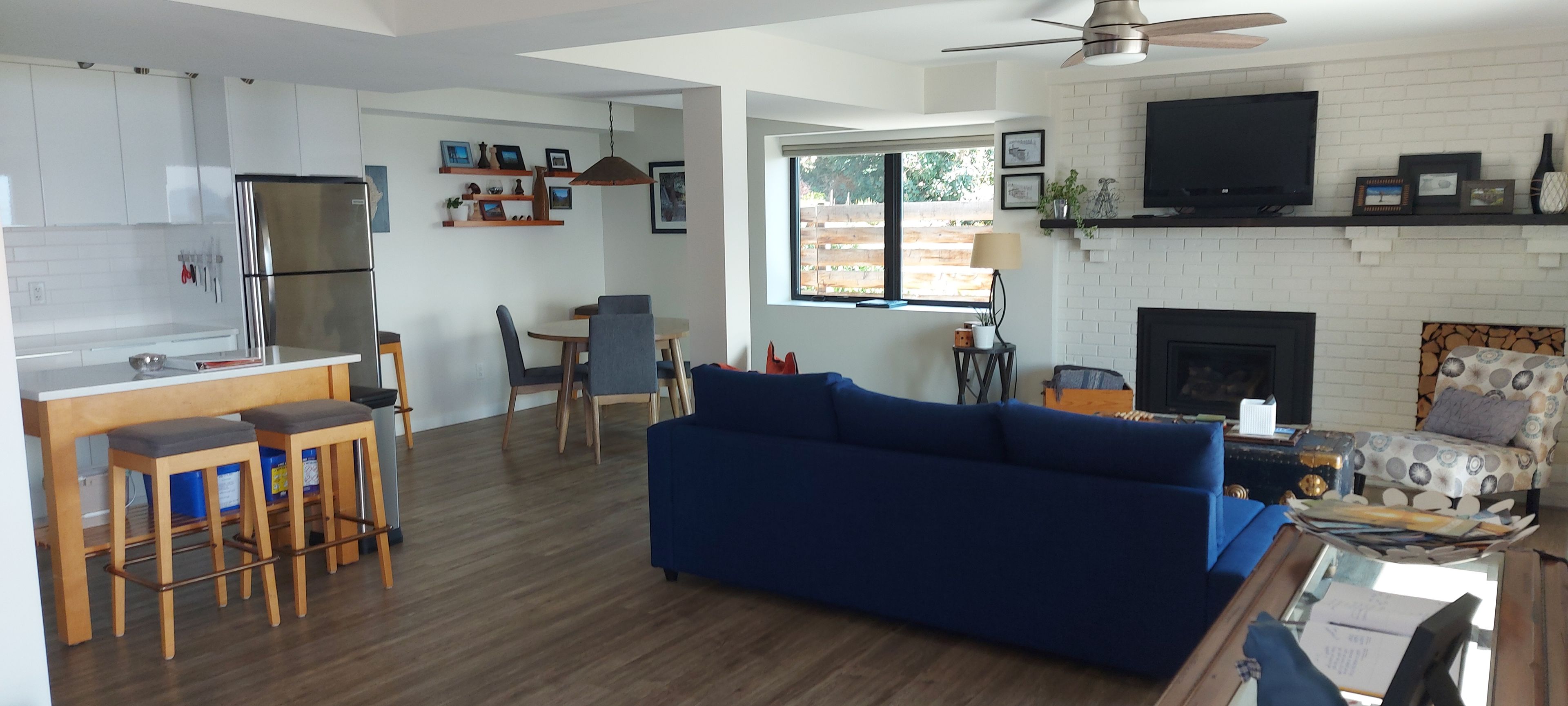Un espace de vie moderne comprenant une cuisine, un coin repas et un espace détente.