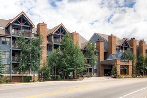 A multi-story hotel with balconies, brick exteriors, and a central entrance. - Spacious 4BR Condo | Year-round Outdoor Fun (Breckenridge)