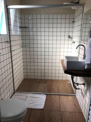 Banheiro | Chuveiro, toalhas de banho, sabonete, shampoo