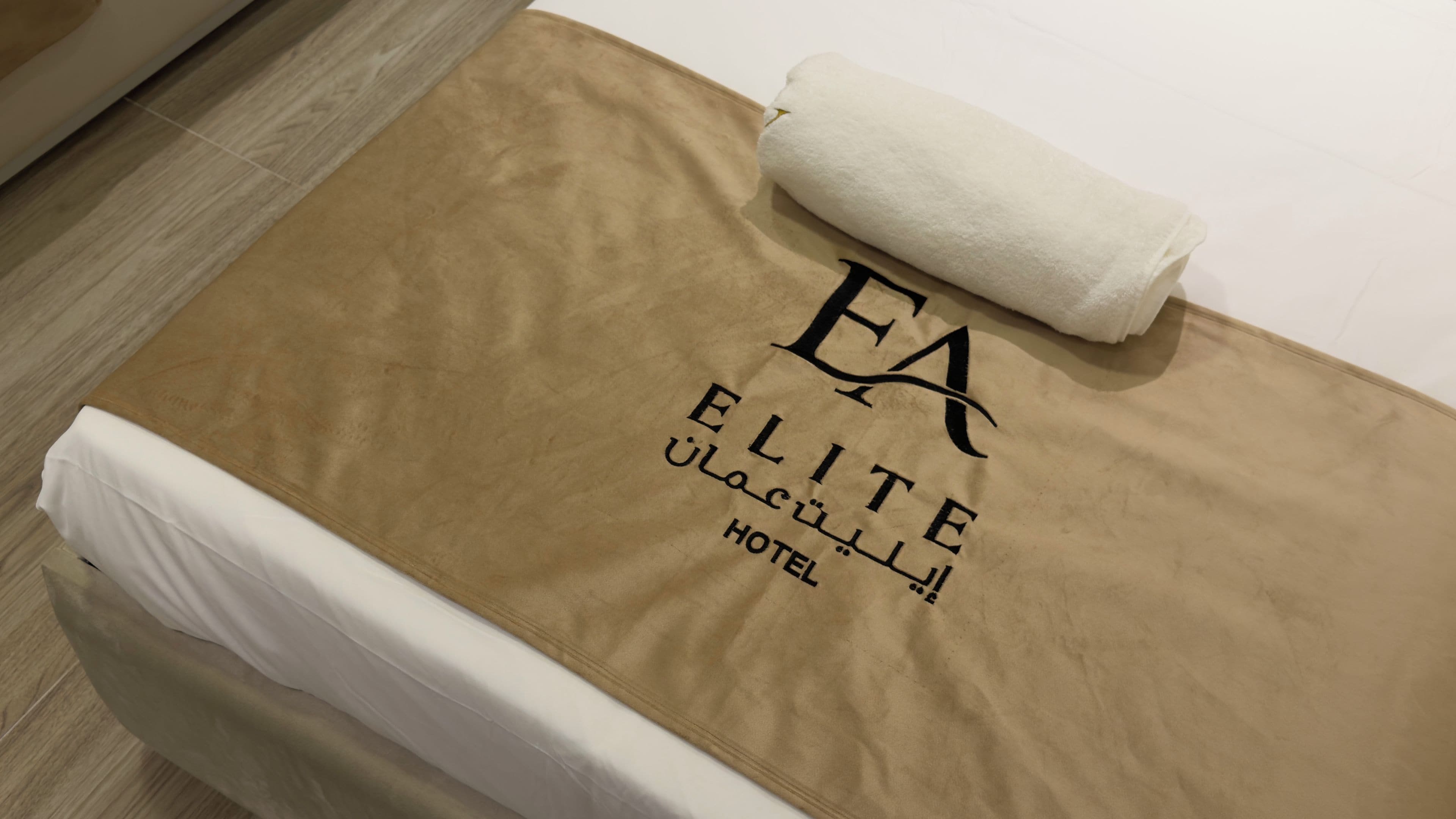 A bed with a brown headboard and a white pillow.
