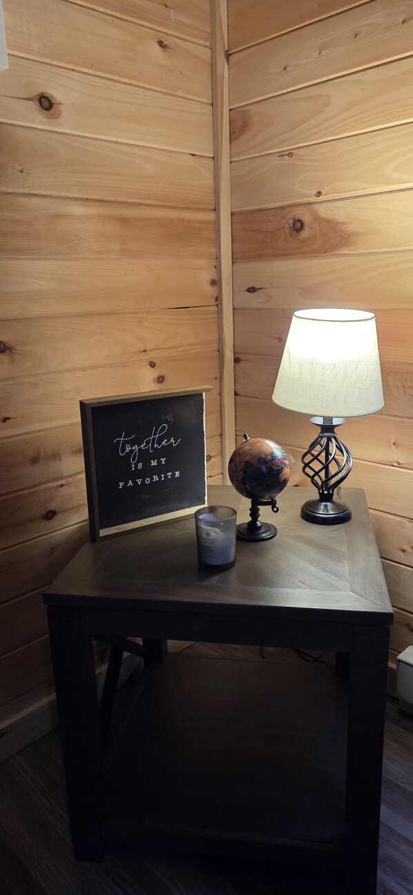 Ein Holztisch mit einem Globus, einer Lampe und einer Kerze.