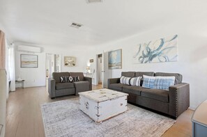 A living room with two sofas, a coffee table, and artwork on the walls. - Agate Ranch - Views | River Access | EV Charging (Three Rivers)