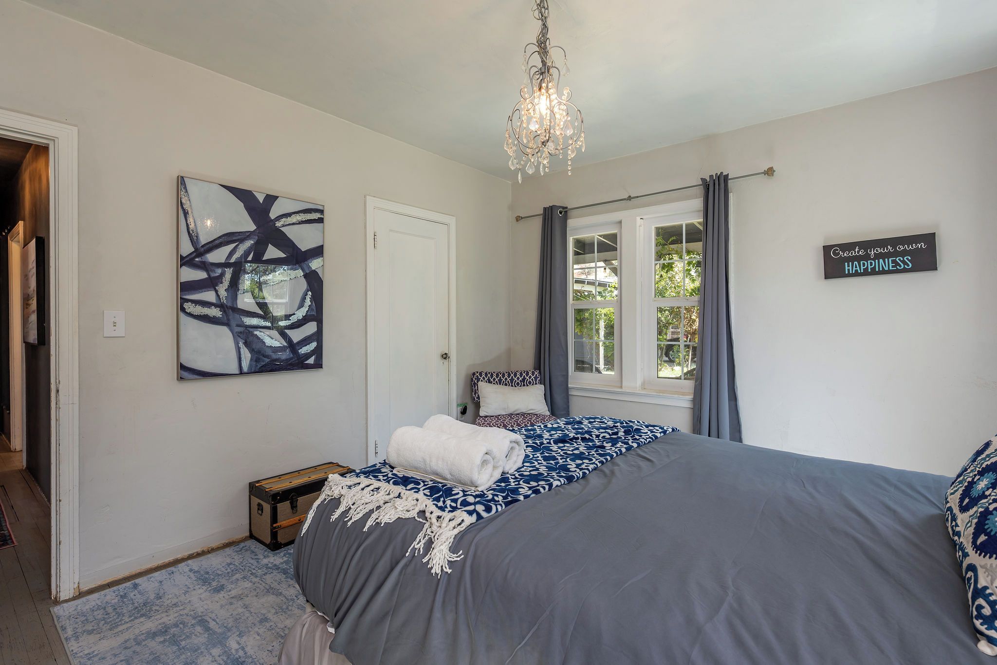 3 bedrooms, desk, WiFi, bed sheets