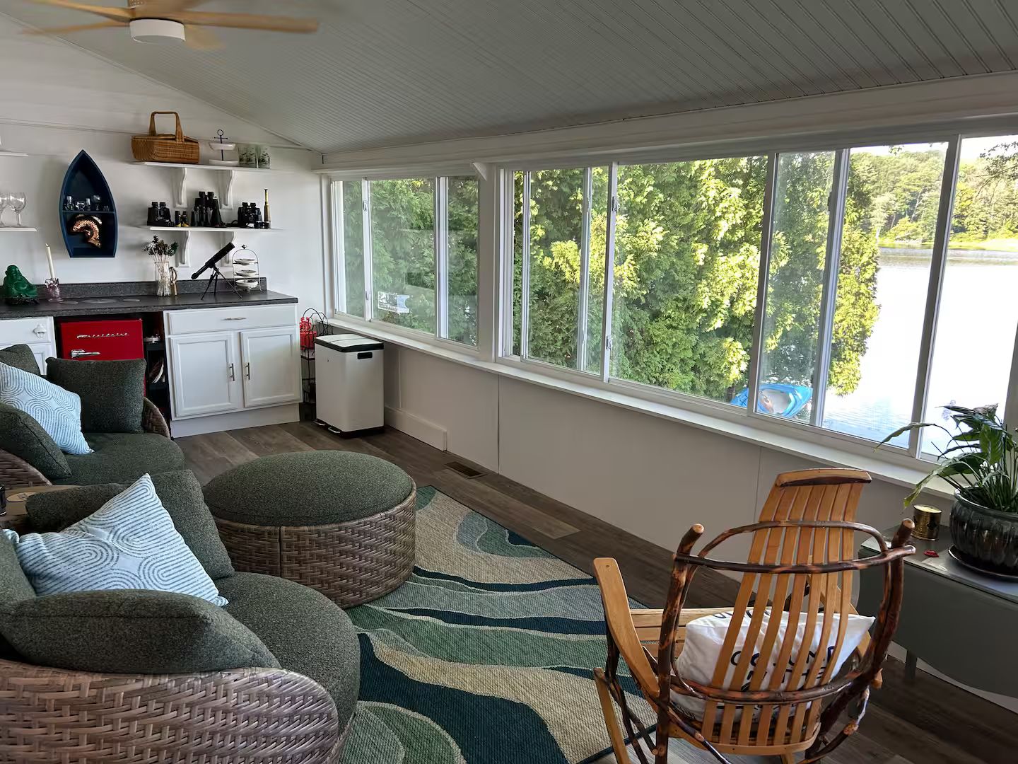 Una sala de estar acogedora con un ventanal grande, una zona de comedor y una cocina.