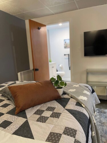 Room-single Room Queen bed all the Righ