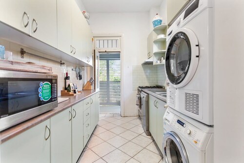 Elegant Federation Home: Close to Birkenhead Point