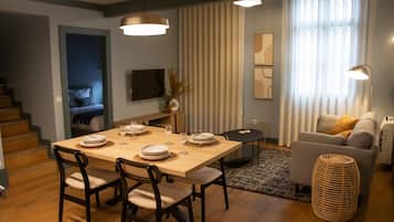 Deluxe Apartment, 2 Bedrooms, City View | Dining