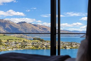 Interior - Luxury Away - The Outlook-Free Parking-BBQ (Queenstown)