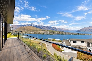 A balcony with a view of a lake and mountains. - Luxury Away - The Outlook-Free Parking-BBQ (Queenstown)