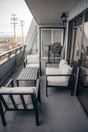 Outdoor dining - Perfect 2-bedroom condo in Qualicum Beach ocean view for a relaxing getaway (Qualicum Beach)
