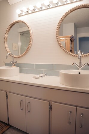 Bathroom - Perfect 2-bedroom condo in Qualicum Beach ocean view for a relaxing getaway (Qualicum Beach)