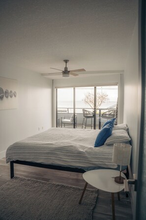 Room - Perfect 2-bedroom condo in Qualicum Beach ocean view for a relaxing getaway (Qualicum Beach)