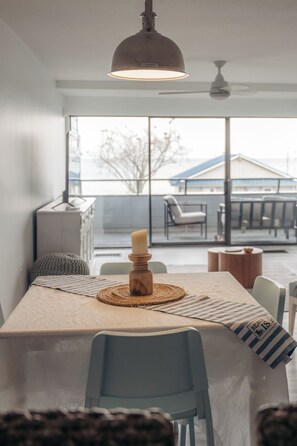 Dining - Perfect 2-bedroom condo in Qualicum Beach ocean view for a relaxing getaway (Qualicum Beach)