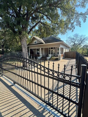 Unclassified image, 3 of 49, button - Casa 746 Fort Worth Downtown Stockyards Retreat (Fort Worth)