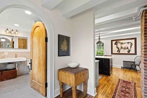 Interior - 1865 Bennington Farmhouse: Mountain, Monument & Meadow views & Charm (Bennington)