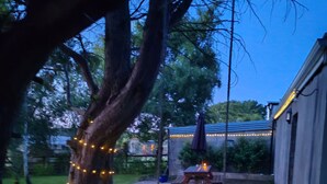 Outdoor dining - 2 bedroom appt along the Wild Atlantic Way, 3 min drive from Streedagh Beach. (Grange)