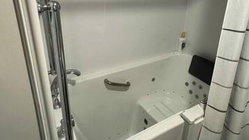 Un baño con bañera, ducha y cortina.