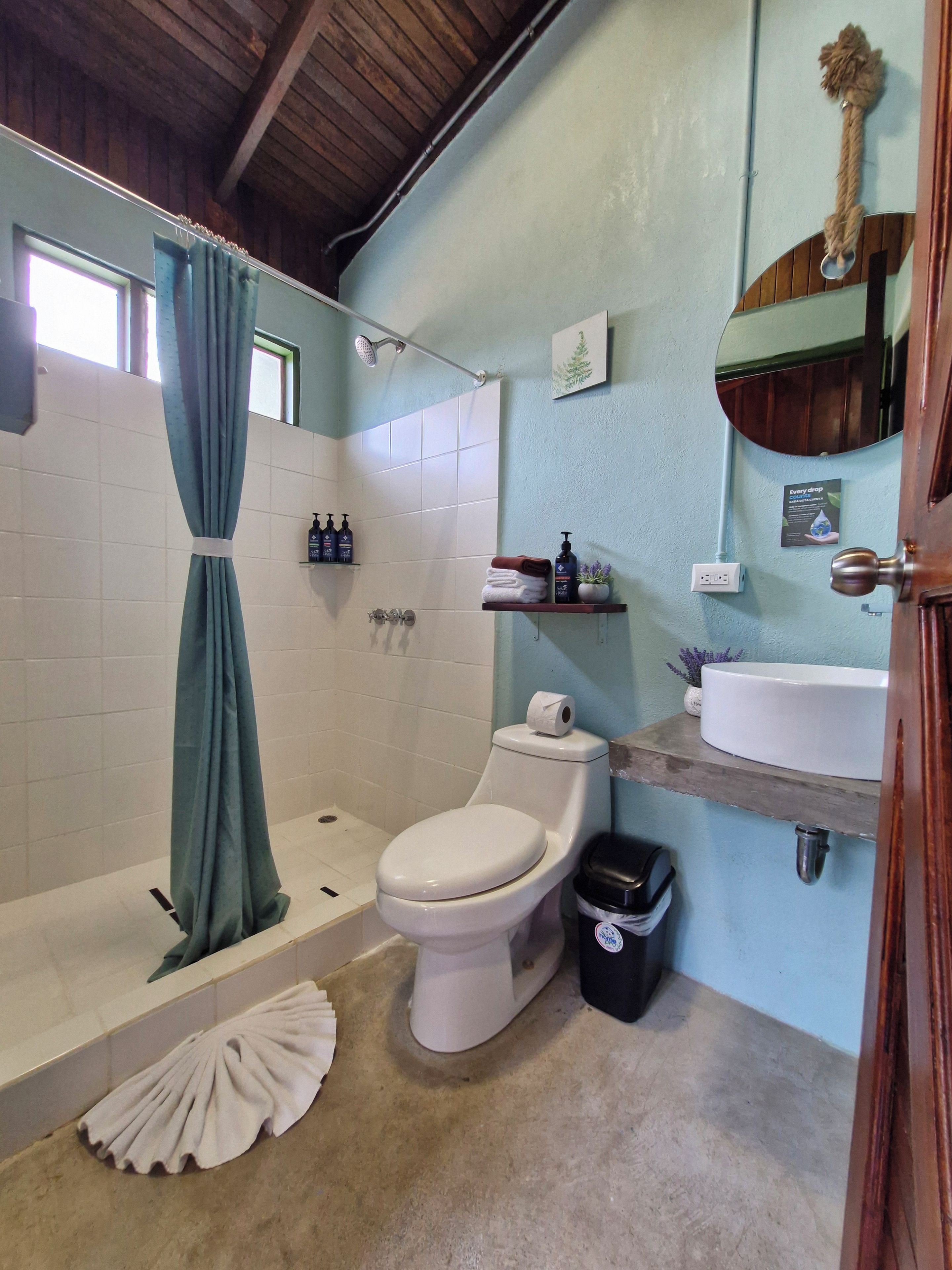 Une salle de bain avec une baignoire, des toilettes et un lavabo.