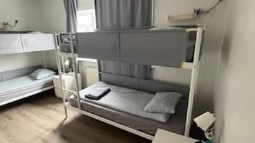 Quarto com beliche, escrivaninha e janela.