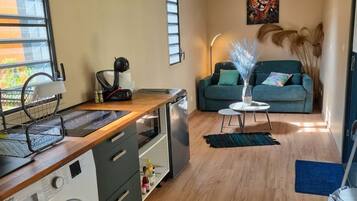 Coffee/tea maker, fridge, microwave, cookware/dishes/utensils