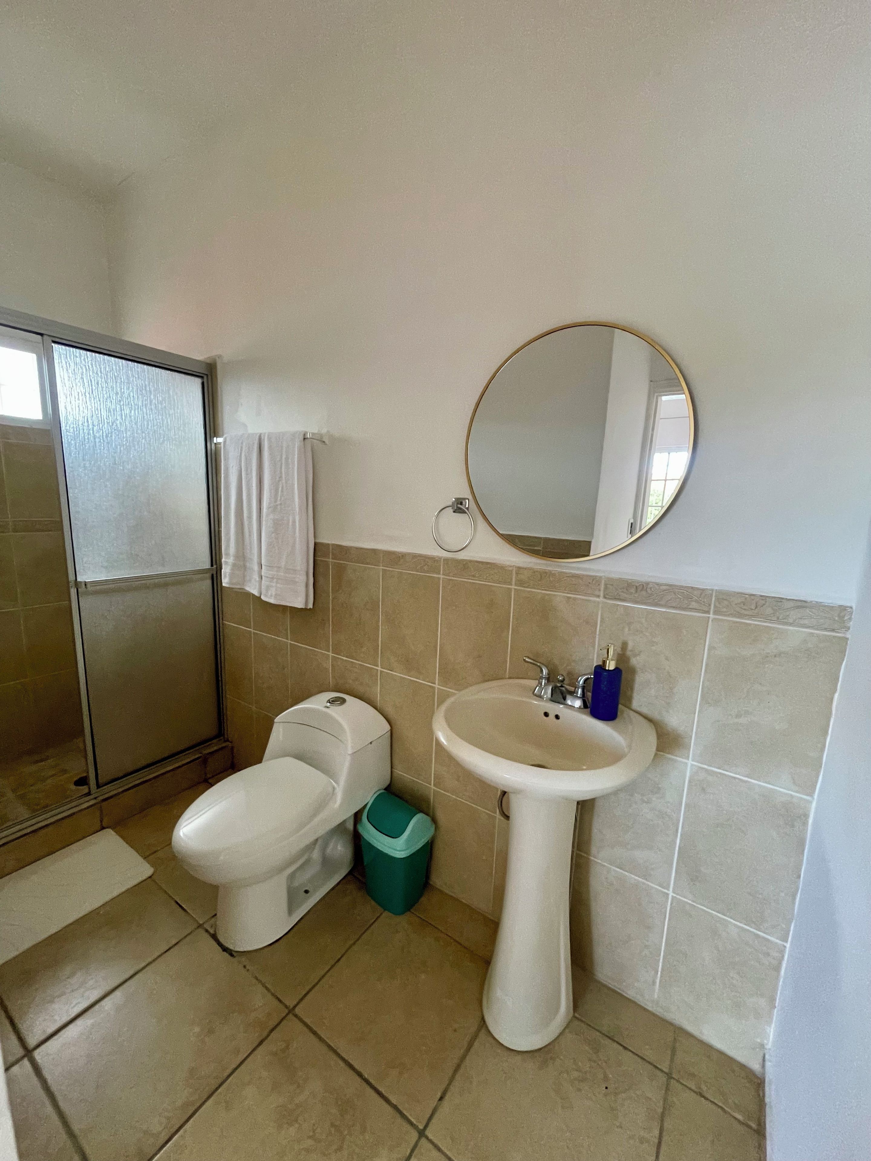 Habitación | Baño | Ducha, artículos de higiene personal gratuitos, toallas y jabón