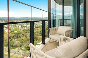 Ein Balkon mit Blick auf Stadtlandschaft und Grünflächen.