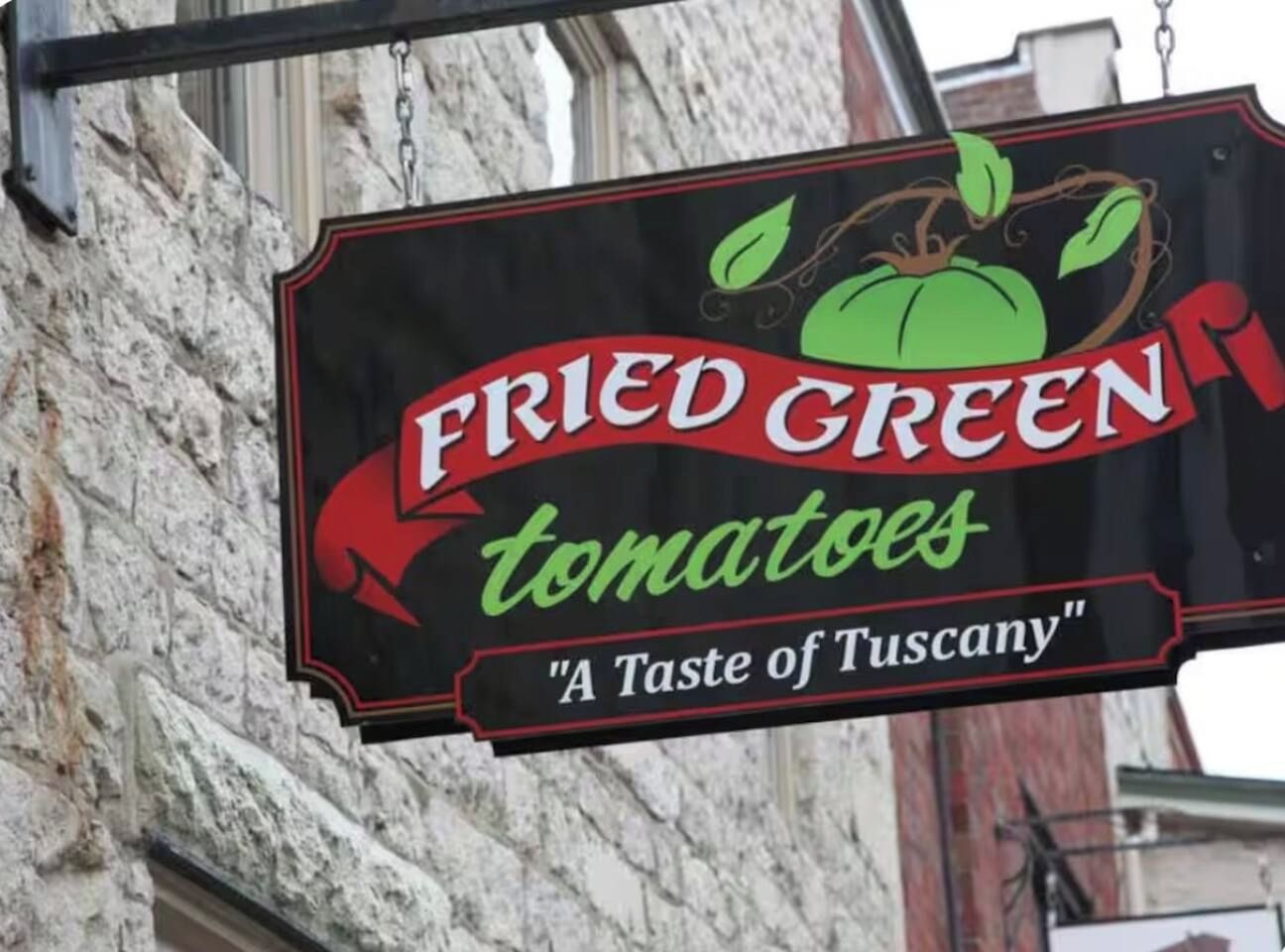 Une pancarte indiquant « TOMATES VERTES FRITES », avec la formule « Un avant-goût de la Toscane ».