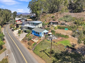 Zona residencial con casas, una carretera y un paisaje montañoso.