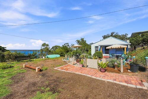 Cozy 2 bedroom home. 5 minutes from Morro Bay Embarcadero and Golf Course!