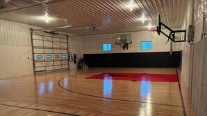 Sports court - Peaceful Montana Ranch Getaway (Custer)