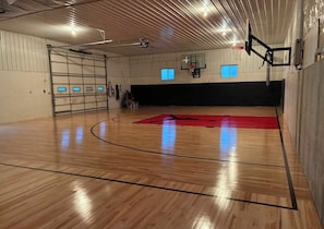 Sport court - Peaceful Montana Ranch Getaway (Custer)